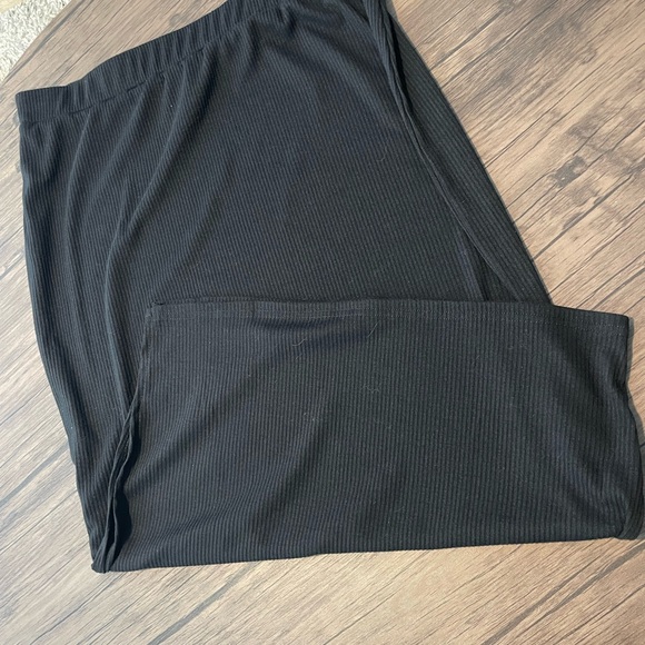 Basic Ribbed Black Pencil Skirt - Picture 3 of 3